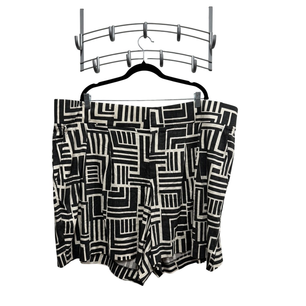 Torrid Pleated Shorts Womens Plus Size 28 Black White Geometric Labyrinth Print